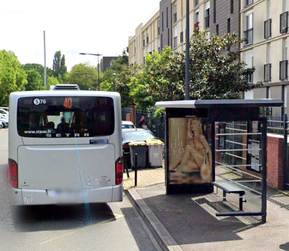 Pour se venger, les passagers refoulés ont brisé une vitre du bus avec un caillou - illustration @ Google Maps