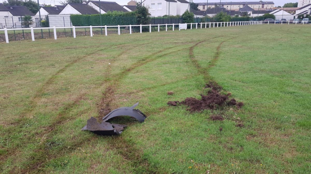 La pelouse du terrain de foot a été fortement endommagée - Photo © DDSP76