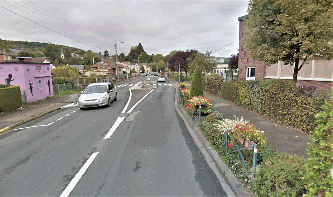 Le bus circulait route de Lyons, la rue principale et commerçants de Saint-Léger-du-Bourg-Denis, quand son chauffeur a été victime d'un malaise cardiaque. Le chauffeur n'a pu être ranimé - Illustration © Google Maps