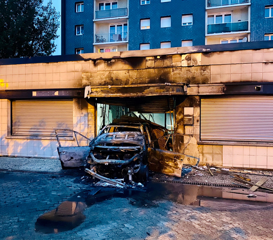 La Renault Modus, très certainement volée, a été lancée en marche arrière contre la devanture - photo @ Karl Olive/ Twitter