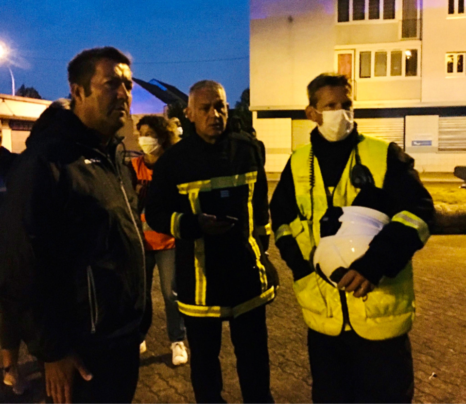 Karl Olive, maire de Poissy s’est rendu immédiatement sur place. Il réagit : « Intolérable incendie criminel à la voiture bélier Place Corneille tôt ce matin, dans un bâtiment municipal. Scandaleux. » - Photo @ Karl Olive/Twitter