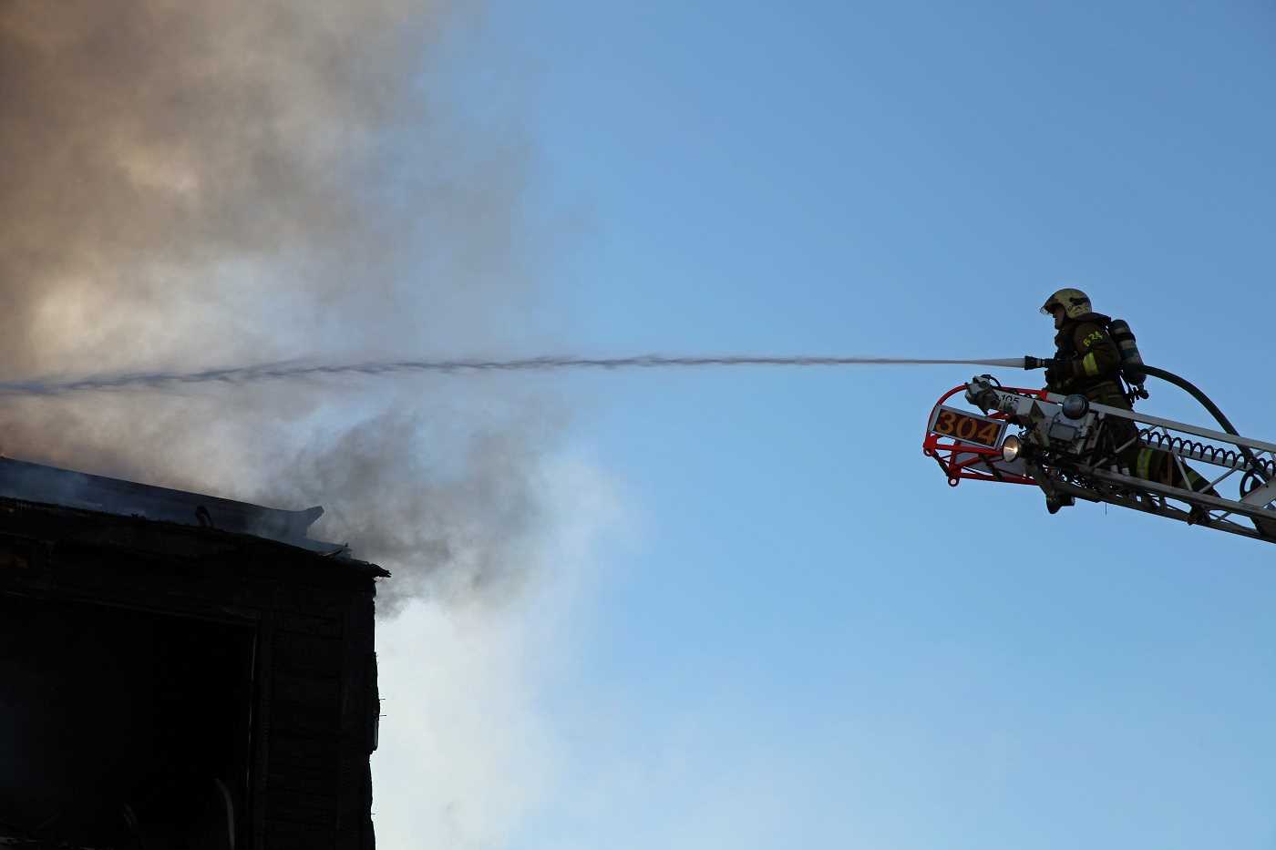 Les sapeurs-pompiers ont lutté longuement contre les flammes qui avaient embrasé le dernier étage et la toiture de l'immeuble - Illustration © Adobe Stock