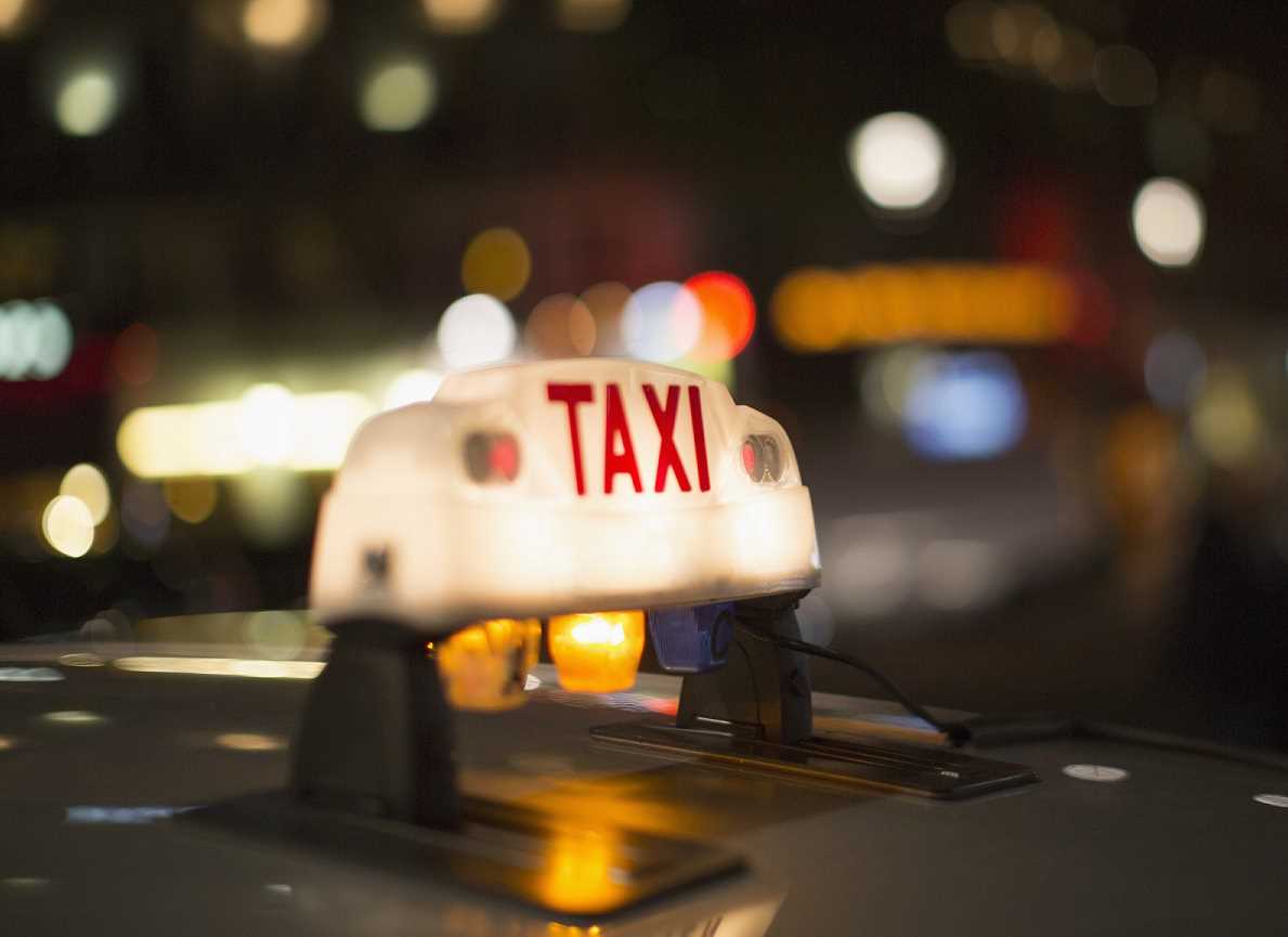 Le chauffeur de taxi a été frappé après avoir découvert le vol de sa veste   - Illustration © Adobe Stock