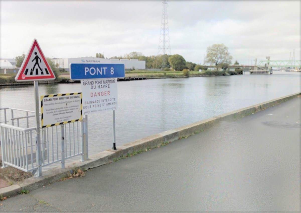 La voiture découverte hier soir, vers 23 heures, dans le canal de Tancarville serait celle qui a servi à transporter le docker - Illustration © Google Maps