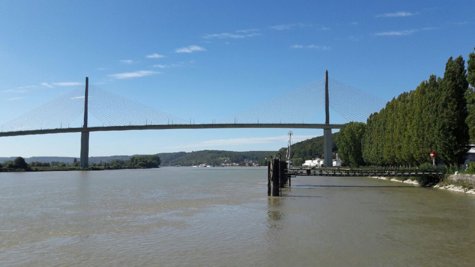 L’homme a sauté dans le fleuve depuis le pont de Brotonne