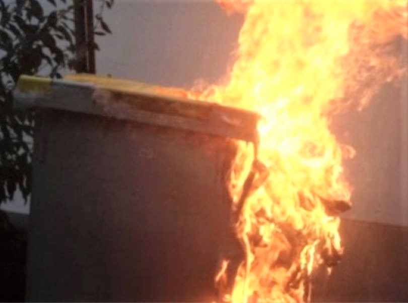 Neuf containers ont été détruits par le feu - Illustration