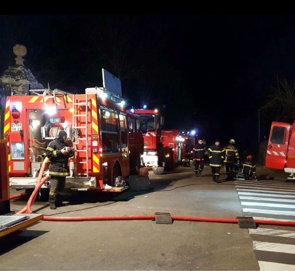 L’intervention a mobilisé vingt sapeurs-pompiers avec quatre engins de trois centres de d’incendie du secteur - illustration