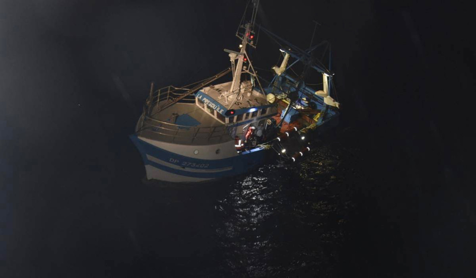 Le chalutier a été ramené au port de Fécamp. Son équipage est sain et sauf - Photo @ Préfecture Maritime
