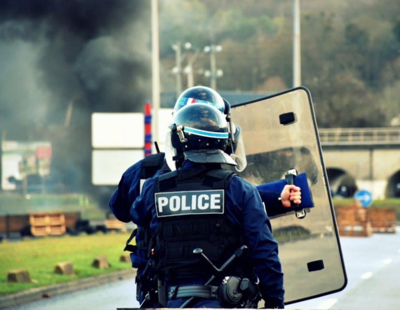 Les forces de l'ordre ont dû faire usage de gaz lacrymogène et de tirs de LBD pour ramener le calme - Illustration © DDSP76