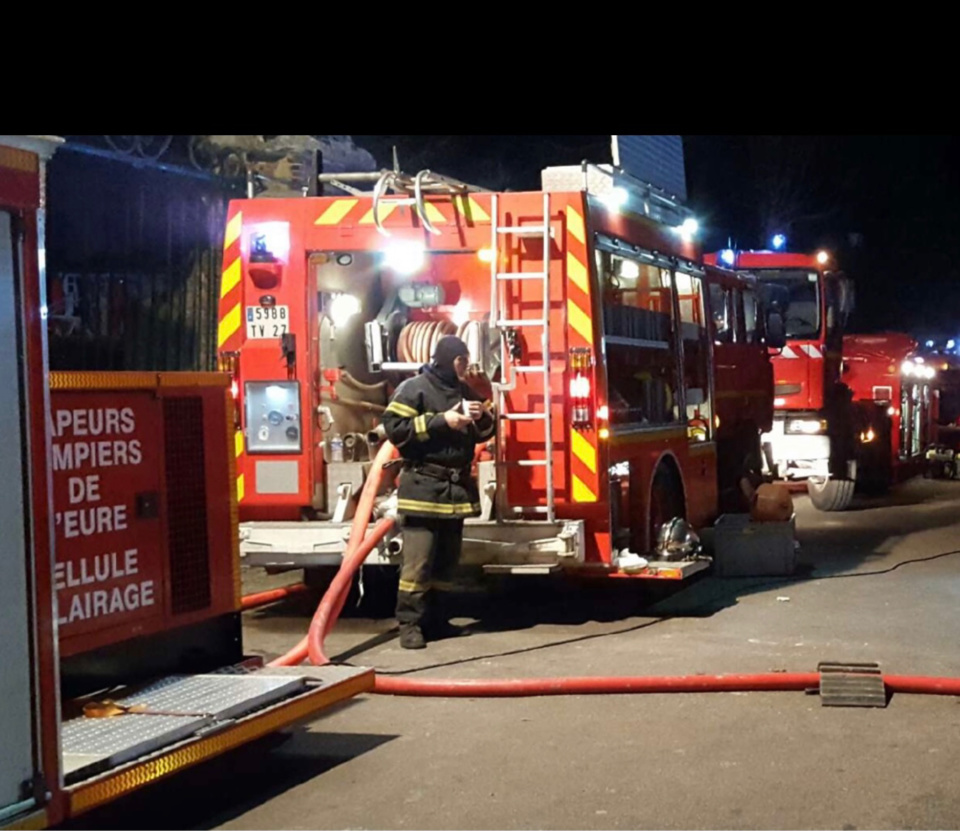 Deux lances à incendie ont été mises en action par la vingtaine de sapeurs-pompiers - Illustration