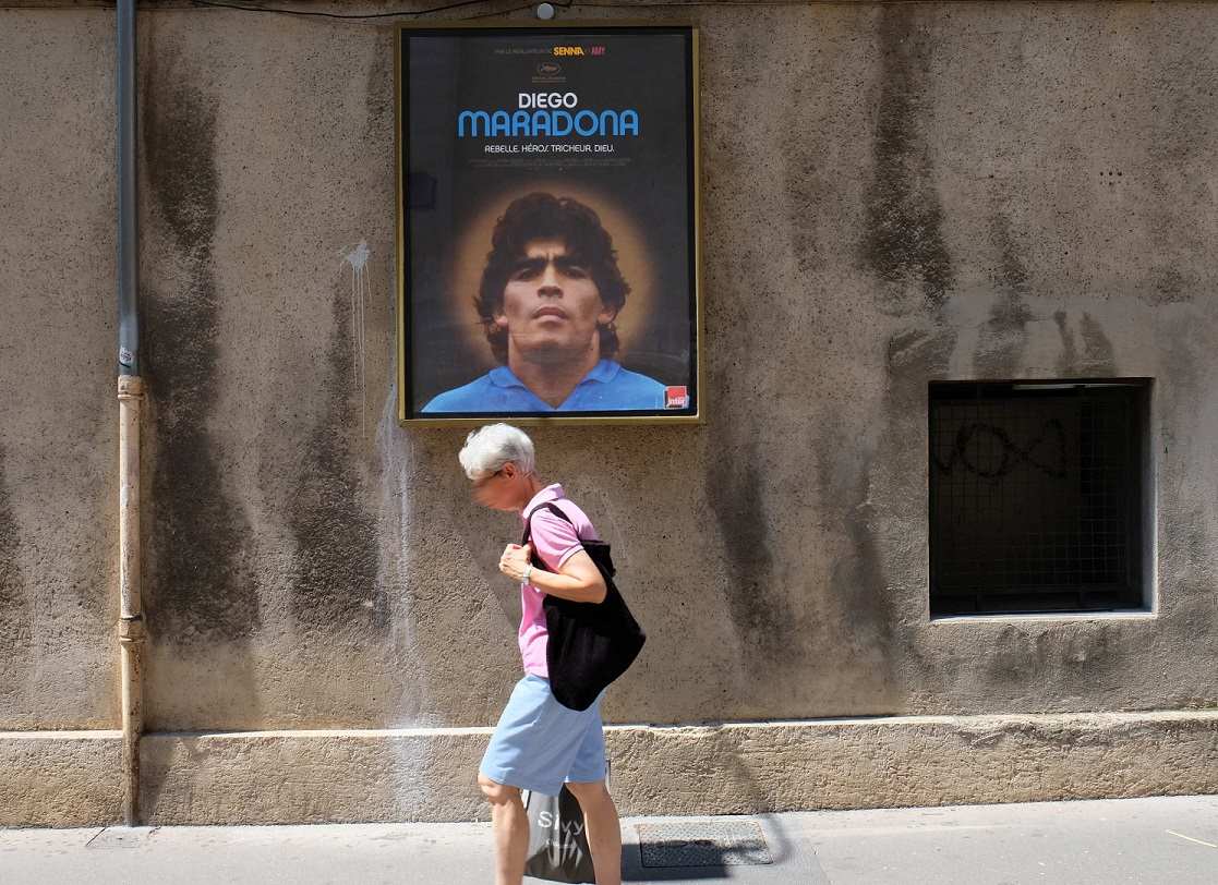 « Trois jours de deuil national ont déjà été décrétés en Argentine pour celui qui ne jouait pas au football mais l'inventait.» - Illustration © iStock