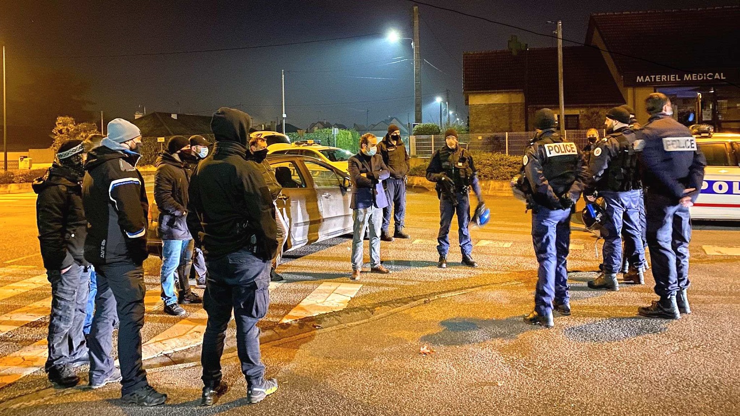 Sébastien Lecornu, ministre des Outre-mer, est venu sur les lieux pour apporter son soutien aux policiers - Photo  © S. Lecornu/Twitter