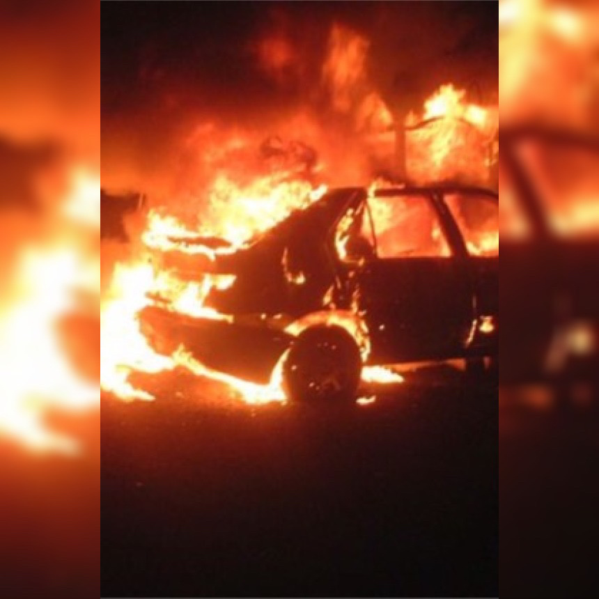 Stationnée devant l’immeuble du propriétaire, la Renault Mégane a été entièrement détruite par les flammes - Illustration