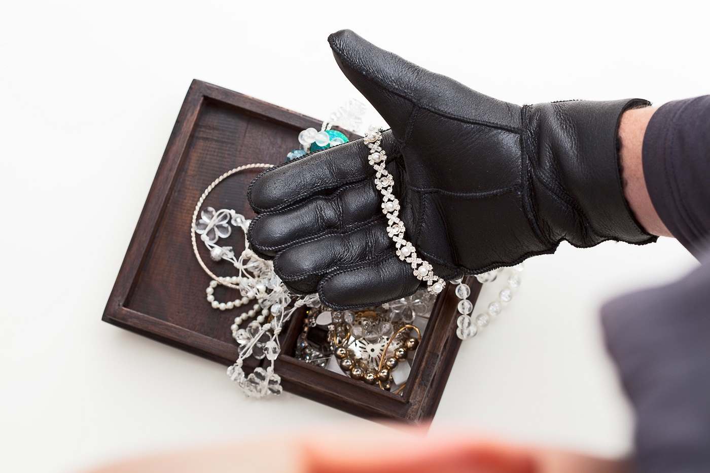 Dans les deux cas, les usurpateurs ont fait main basse sur les bijoux et cartes bancaires - Illustration © iStock