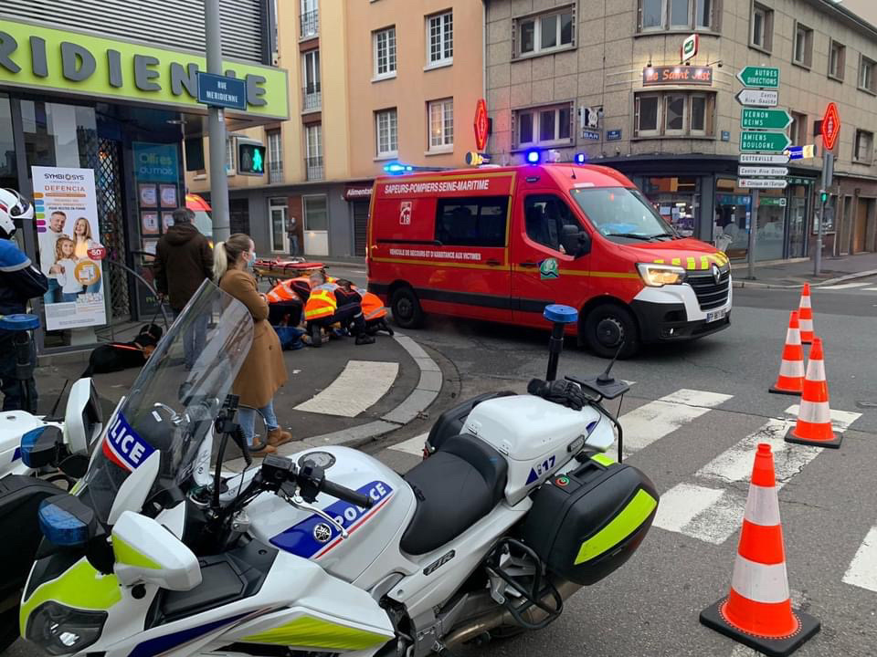 La victime a été transportée par les sapeurs-pompiers au CHU, sous escorte de deux motards de la formation motocycliste urbaine - Photo @ DDSP76