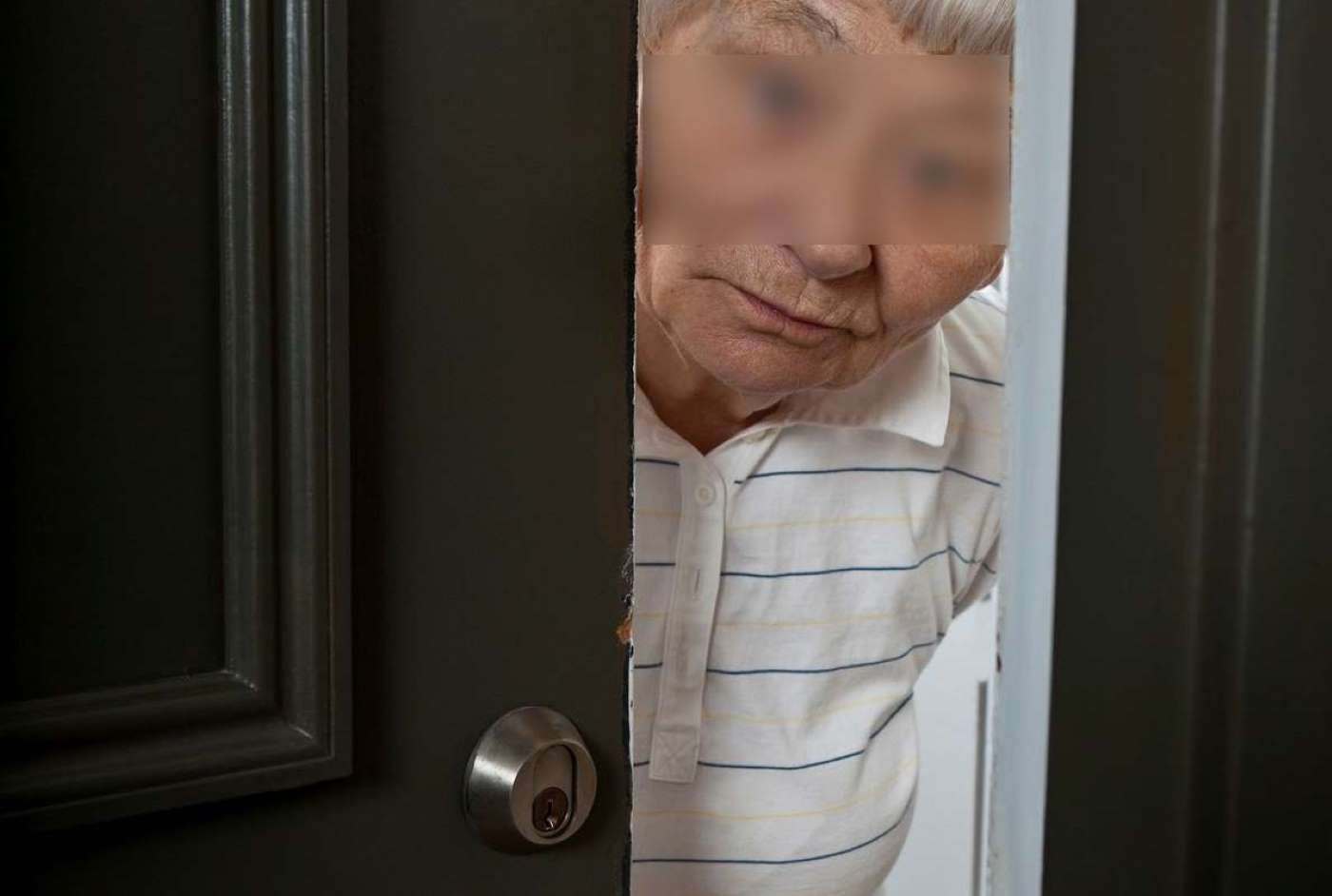 Méfiante, la nonagénaire a tenté d'éconduire les deux inconnus en refusant de les laisser entrer - Illustration © iStock