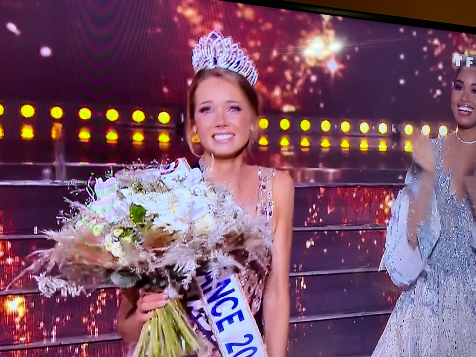 Amandine Petit, Miss Normandie, coiffe la couronne enviée de Miss France 2021 