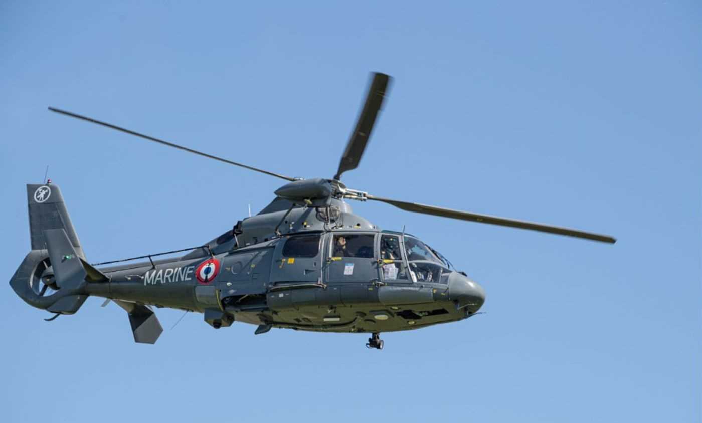L’hélicoptère Dauphin de la Marine nationale a treuillé à son bord un des naufragés qui a été héliporté vers l’hôpital de Boulogne-sur-Mer - illustration @ Marine nationale