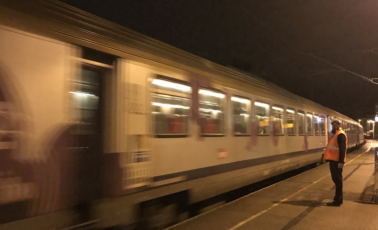 Les voyageurs du train en panne sont restés "confinés" à bord pendant plusieurs heures en pleine campagne - Illustration © infoNormandie