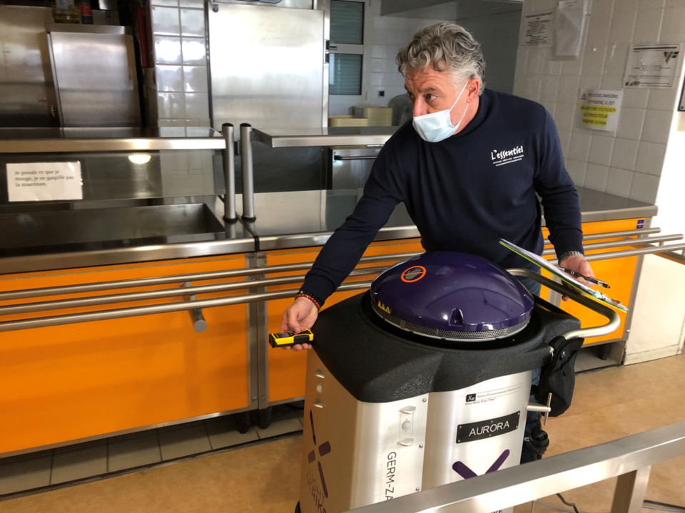 Le robot robot Lightstrike a déjà fait ses preuves dans l'Eure : il désinfecte les locaux à 100%, contre 60% pour une intervention humaine - Illustration © CD27