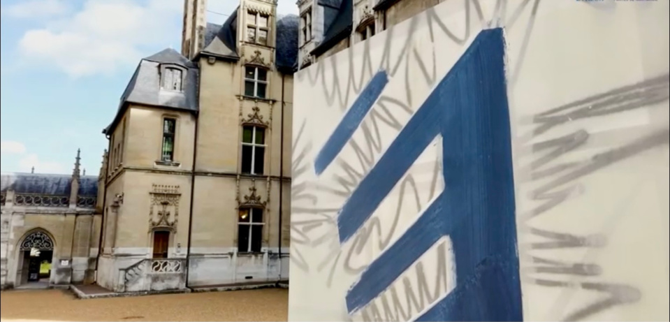 La toile dégradée a été retirée. Elle était exposée dans la cour du musée dans le cadre de l’exposition consacrée à Renée Lévi depuis le  15 décembre dernier - illustration @ mairie d’Évreux