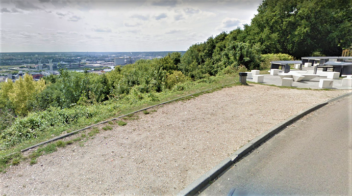 La voiture a quitté la route et a chuté en contrebas. Elle s"est immobilisée 20 m plus bas contre un arbre - Illustration © Google Maps