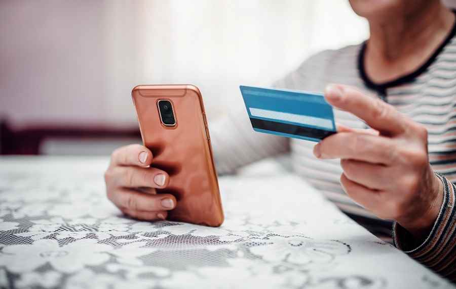 Les faux agents EDF prétextaient venir pour régulariser une facture. Ils photographiaient la carte bancaire avant de réclamer à la victime son code secret - Illustration © iStock