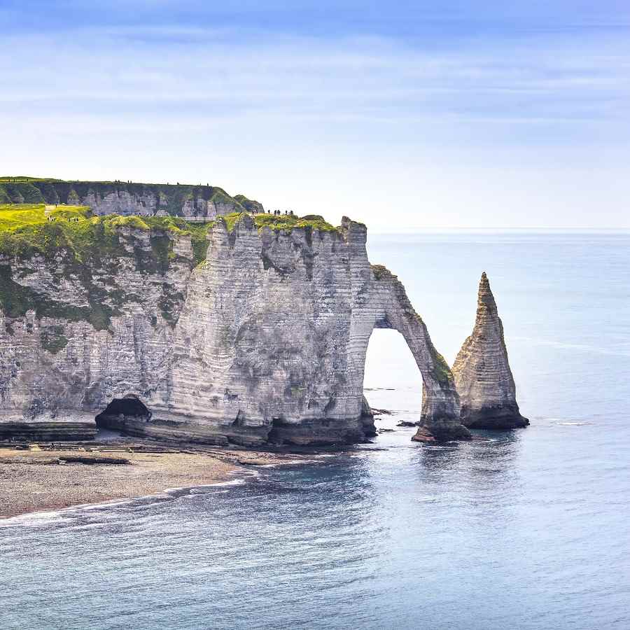 Malgré les mises en garde répétées, la zone du Trou à l'homme près de l'aiguille d'Etretat reste un endroit très prisé par les promeneurs - Illustration © iStock