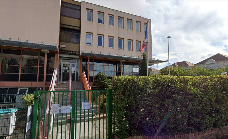 La façade du commissariat d'Elancourt a essuyé des tirs de mortiers - Illustration © Google Maps