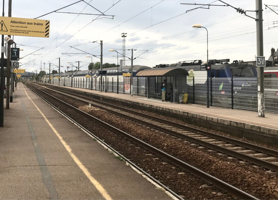 Le conducteur a remarqué sur les voies la présence d'une femme. Il n'a pu éviter le choc - Illustration © infoNormandie