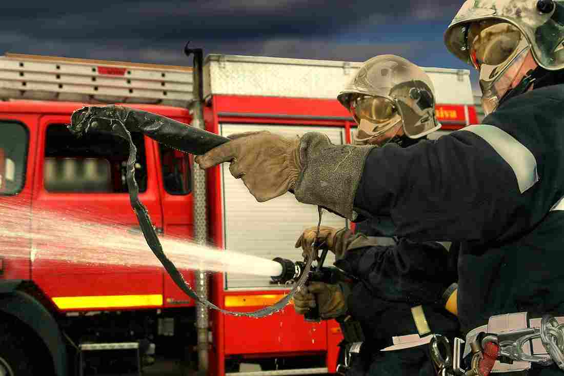 Vingt sapeurs-pompiers munis de trois lances ont été engagés durant plusieurs heures cette nuit - Illustration © Adobe Stock