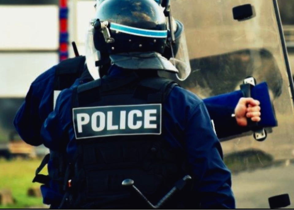 Les policiers ont dû faire usage de leur armement collectif pour contraindre les perturbateurs à se disperser - Illustration © DDSP 76