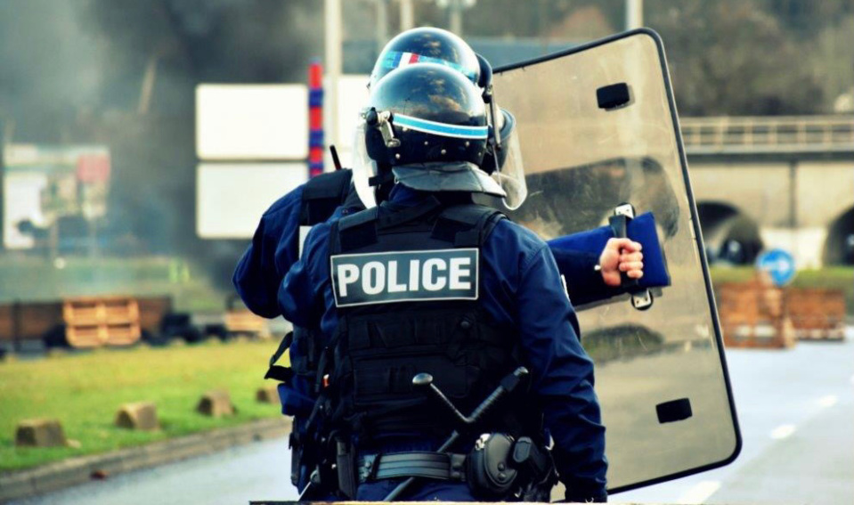 Les policiers ont répliqué en faisant usage de grandes de désencerclement, lacrymogènes et fumigènes - Illustration © DDSP76