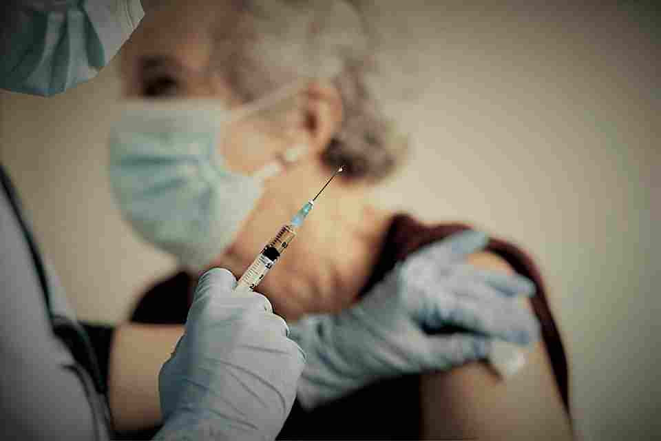 La vaccination s'adresse en priorité aux personnes de 70 ans et plus - llustration © Adobe