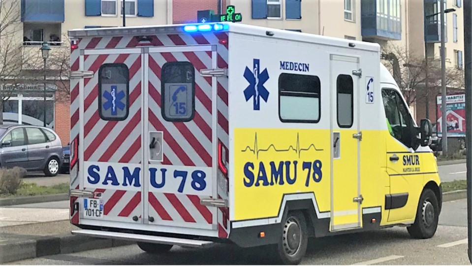 La victime, un homme de 29 ans, a reçu les premiers soins d'urgence sur place avnt d'être héliporté vers un hôpital de la région dans un état grave - Illustration © infoNormandie