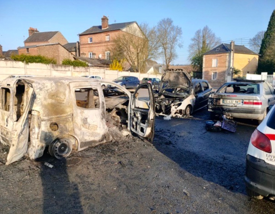 Cinq véhicules ont été entièrement détruits par le feu dimanche près de l’Intermarché de Brionne - photo @ gendarmerie