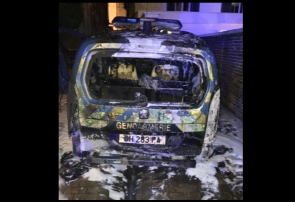 Le véhicule des gendarmes a été détruit par le feu - Photo @ gendarmerie de Bernay