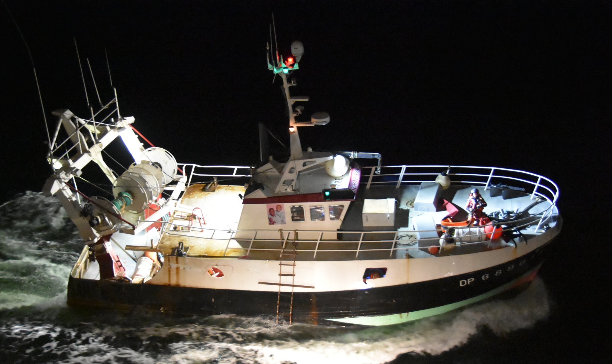 Un plongeur a été déposé sur le pont du chalutier avec une moto pompe - Photo © Marine nationale/Prémar