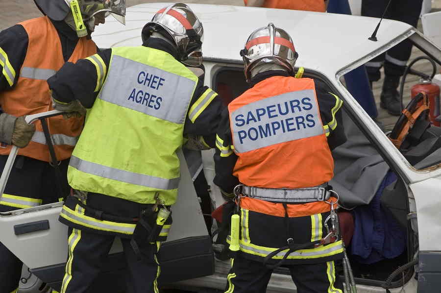 La conductrice de la voiture de tourisme était bloquée dans son véhicule. Elle a étré désincarcérée par les sapeurs-pompiers - Illustration © Adobe Stock