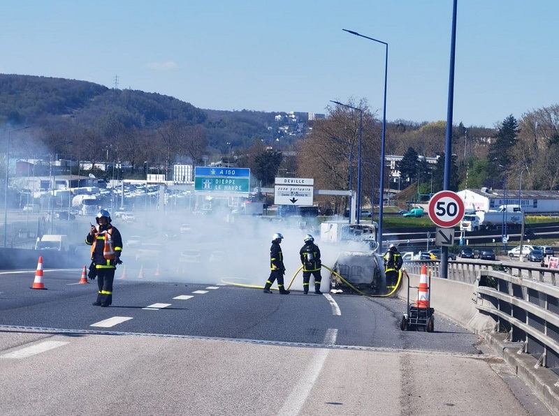 Le véhicule est immobilisé sur la bande d'arrêt d'urgence en direction de la rive droite -Photo © DR