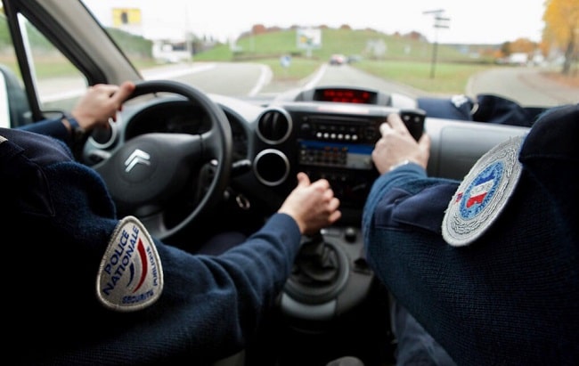 L'automobiliste a été rattrapé par les policiers après avoir commis une infraction au code de la route - Illustration
