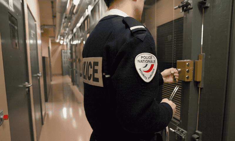 Les trois hommes ont été placés en garde à vue pour violences, outrage et rebellion - Illustration © DGPN