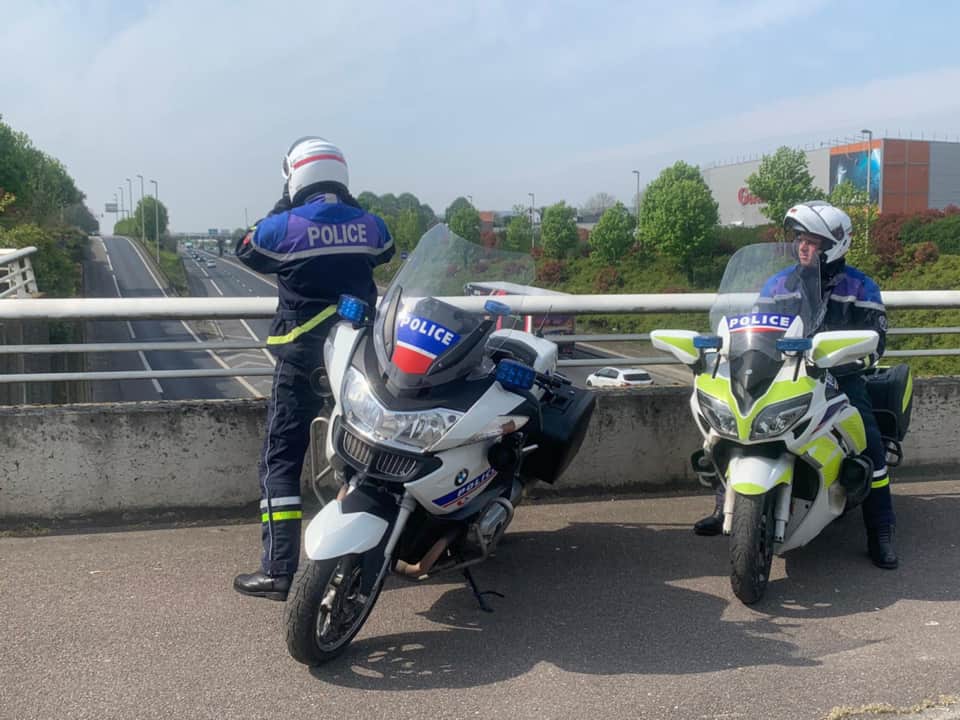 Les policiers de la brigade motocycliste de Rouen et du Havre sont équipés depuis peu de temps d'un nouveau radar baptisé Mercura TruSpeed - Photo © DR