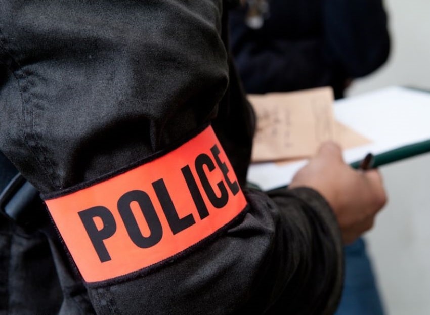 Lors de la perquisition, les policiers ont découvert de la résine de cannabis, de l'héroïne, de la cocaïne et des armes - Illustration © DGPN-SICOP