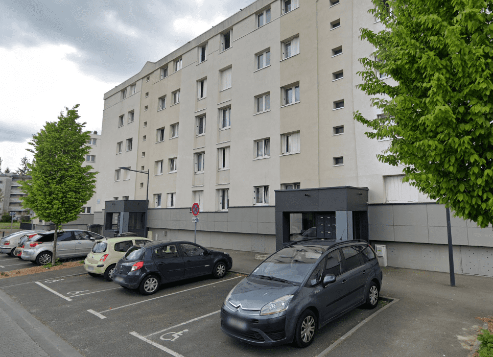 L'appartement, au premier étage de cet immeuble, était entièrement embrasé à l'arrivée des sapeurs-pompiers