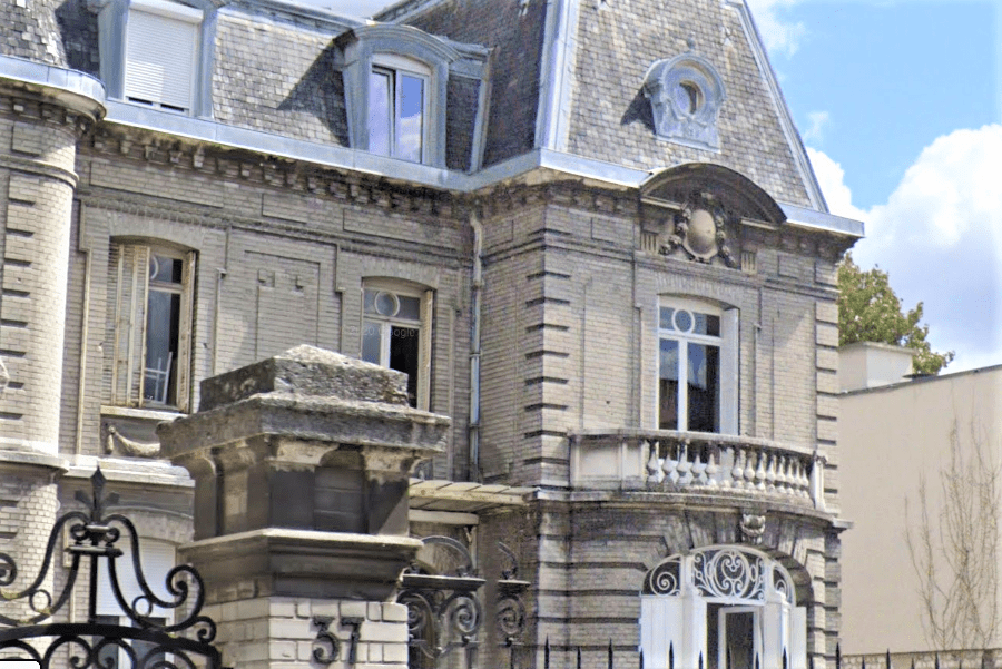 La balustrade en pierre du balcon de la demeure a cédé soudainement, projetant quatre convives dans le vide - Illustration © Google Maps