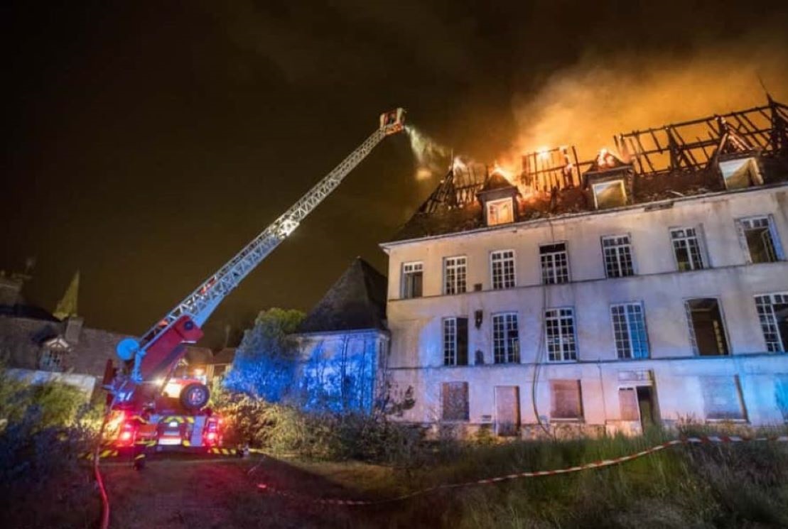 La toiture de la bâtisse était embrasée à l’arrivée des sapeurs-pompiers - Photo du Service départemental d’incendie et de secours (SDIS76)