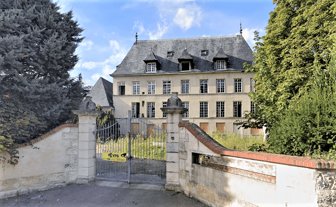 Le château a été acquis par la ville de Oissel. Pour empêcher l'intrusion de squatteurs, les portes et fenêtres du rez-de-chaussée ont été condamnées - Illustration du château avant l'incendie ©Google Maps