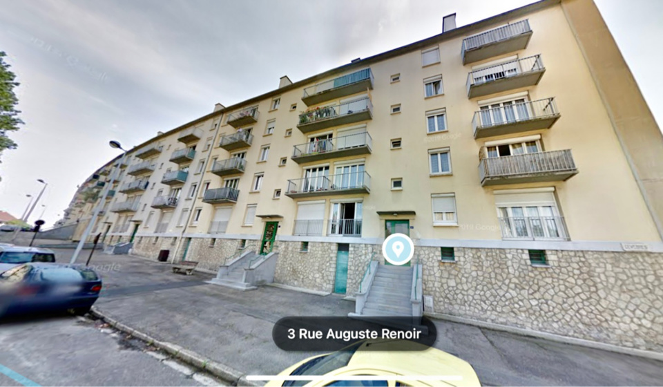 Le quinquagénaire est mort après s’être laissé tomber dans le vide depuis son balcon au troisième étage de cet immeuble - Illustration @ Google maps