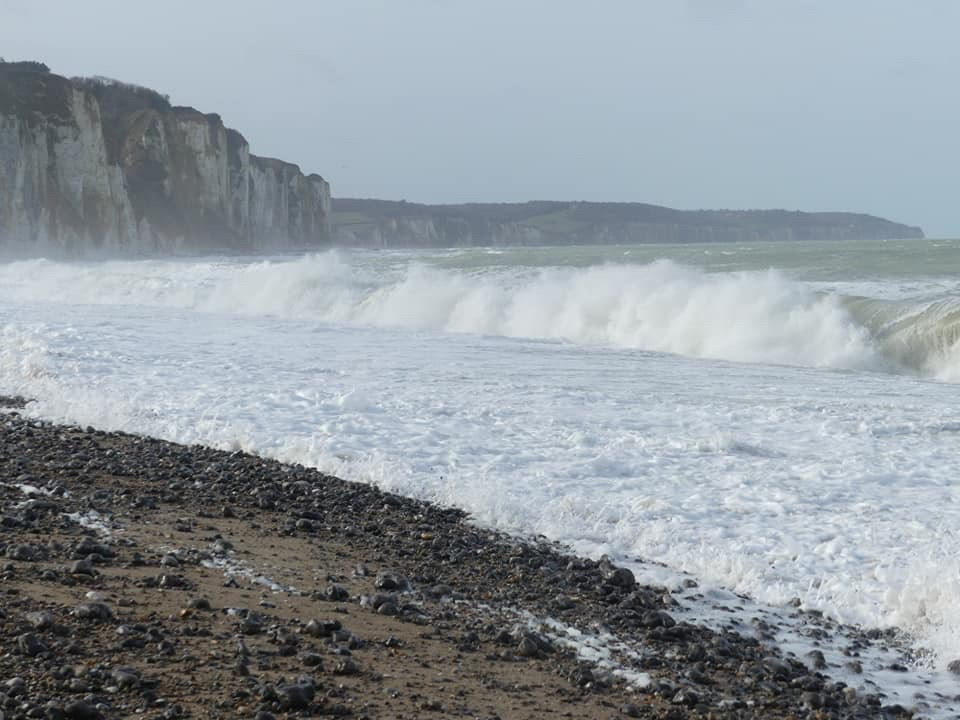 Des vagues pouvant atteindre 4 mètres sont annoncées en Manche - Illustration © I.C.